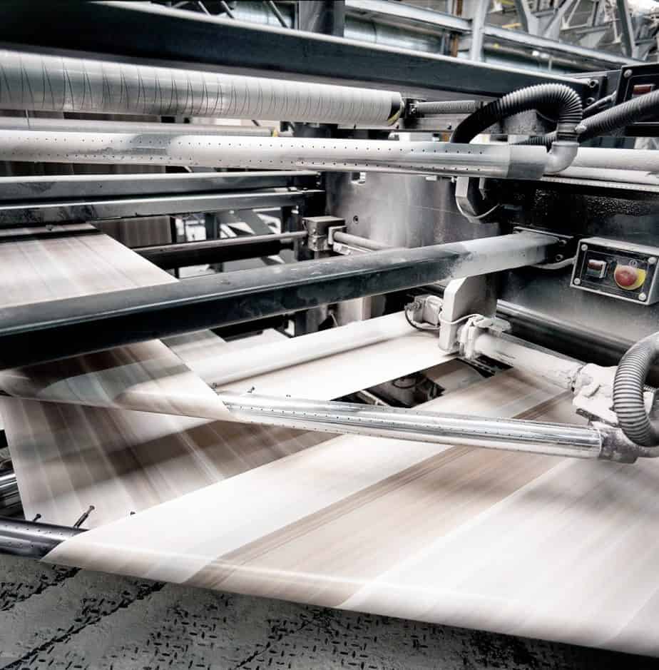 maquina gris de imprentas trabajando 