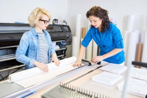 Mujeres trabajando en imprentas