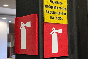 Señalética sustentable contra incendios elaborada por Sign Factory con materiales reciclados, diseñada para indicar ubicación de extintores en empresas y negocios