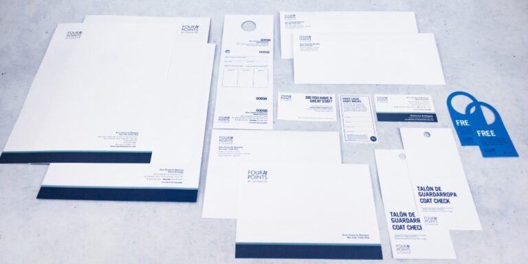 Imagen de papelería corporativa para Four Points by Sheraton, con sobres, hojas membretadas, colgantes de puerta azules y talones de guardarropa en blanco y negro, ejemplo de impresión hotelera profesional y personalizada realizada en Cancún por Grupo Regio.
