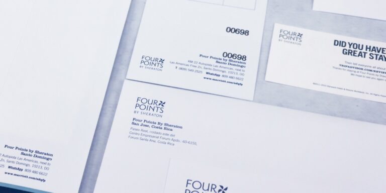 Imagen de papelería corporativa de Four Points by Sheraton, con tarjetas y formatos impresos en blanco con tipografía azul, mostrando direcciones y contactos de hoteles en San José y Santo Domingo, ejemplo de impresión profesional para hoteles realizada en Cancún por Grupo Regio.