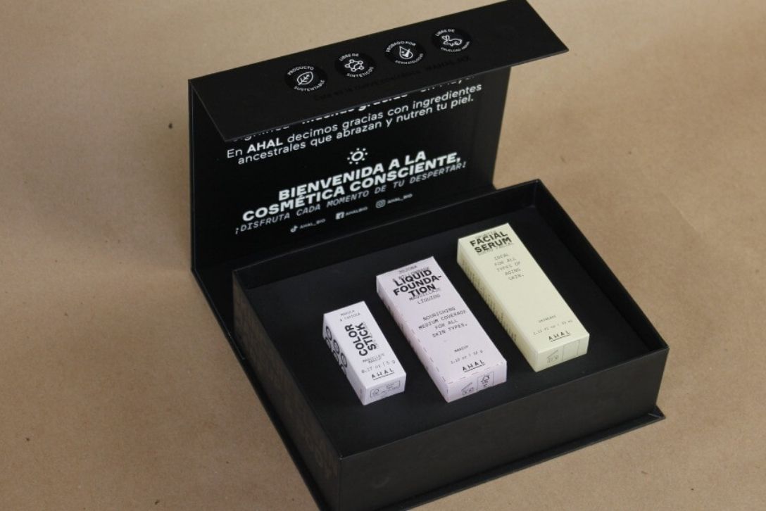 Empaque premium sustentable para cosméticos AHAL con impresión personalizada de Grupo Regio.