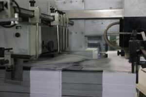 Máquina offset de Grupo Regio imprimiendo gran volumen de hojas en alta velocidad en Cancún.