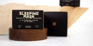 Caja negra elegante de Sleeping Mask Ahal con tipografía dorada, impresa por Grupo Regio para cuidado de la piel premium.