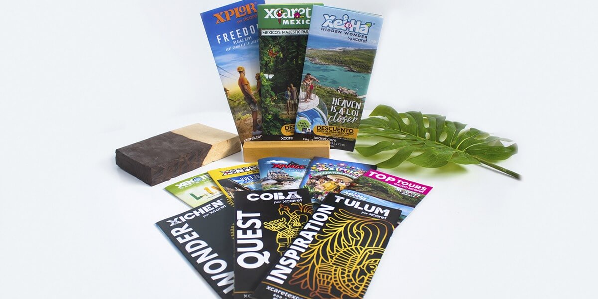Brochures turísticos impresos por Grupo Regio para parques y destinos de Xcaret, con acabados vibrantes que destacan experiencias en Xplor, Xel-Há, Tulum y más.