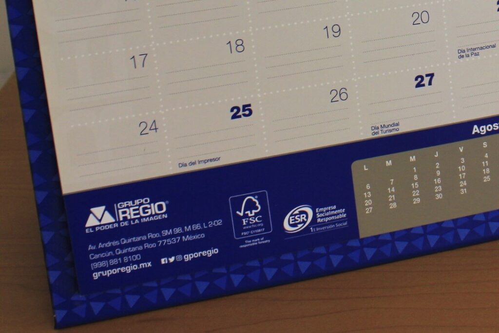 Calendario impreso por Grupo Regio con certificación FSC y distintivo de Empresa Socialmente Responsable.
