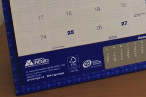 Calendario impreso por Grupo Regio con certificación FSC y distintivo de Empresa Socialmente Responsable.