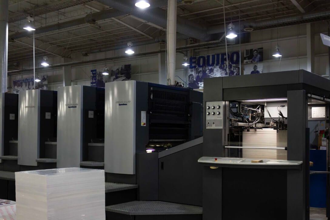 Máquina Heidelberg Speedmaster en la planta de Grupo Regio, lista para producción de alto volumen en Cancún.