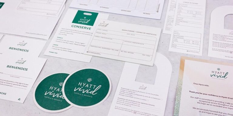 Imagen de papelería corporativa para Hyatt Vivid Hotels & Resorts, con tarjetas de bienvenida, formatos de cambio de habitación, colgantes de puerta y posavasos verdes, ejemplo de impresión hotelera personalizada y de alta calidad realizada en Cancún por Grupo Regio.