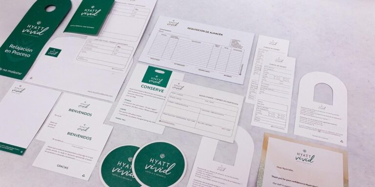 Imagen de papelería corporativa para Hyatt Vivid Hotels & Resorts, con colgantes de puerta verdes, tarjetas de bienvenida, formatos de check-in, requisiciones y posavasos personalizados, ejemplo de impresión hotelera profesional realizada en Cancún por Grupo Regio.