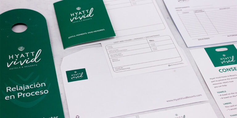 Imagen de papelería corporativa para Hyatt Vivid Hotels & Resorts, con colgante de puerta verde “Relajación en Proceso”, sobres, formatos de servicio y tarjetas informativas en blanco y verde, ejemplo de impresión hotelera personalizada y de alta calidad realizada en Cancún por Grupo Regio.