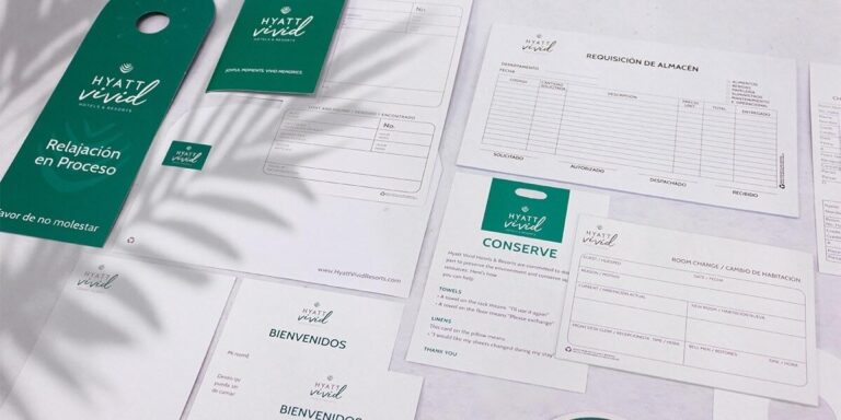 Imagen de papelería corporativa para Hyatt Vivid Hotels & Resorts, con colgantes de puerta verdes, formatos de requisición y tarjetas de bienvenida impresas en blanco y verde, ejemplo de impresión hotelera profesional en Cancún realizada por Grupo Regio.