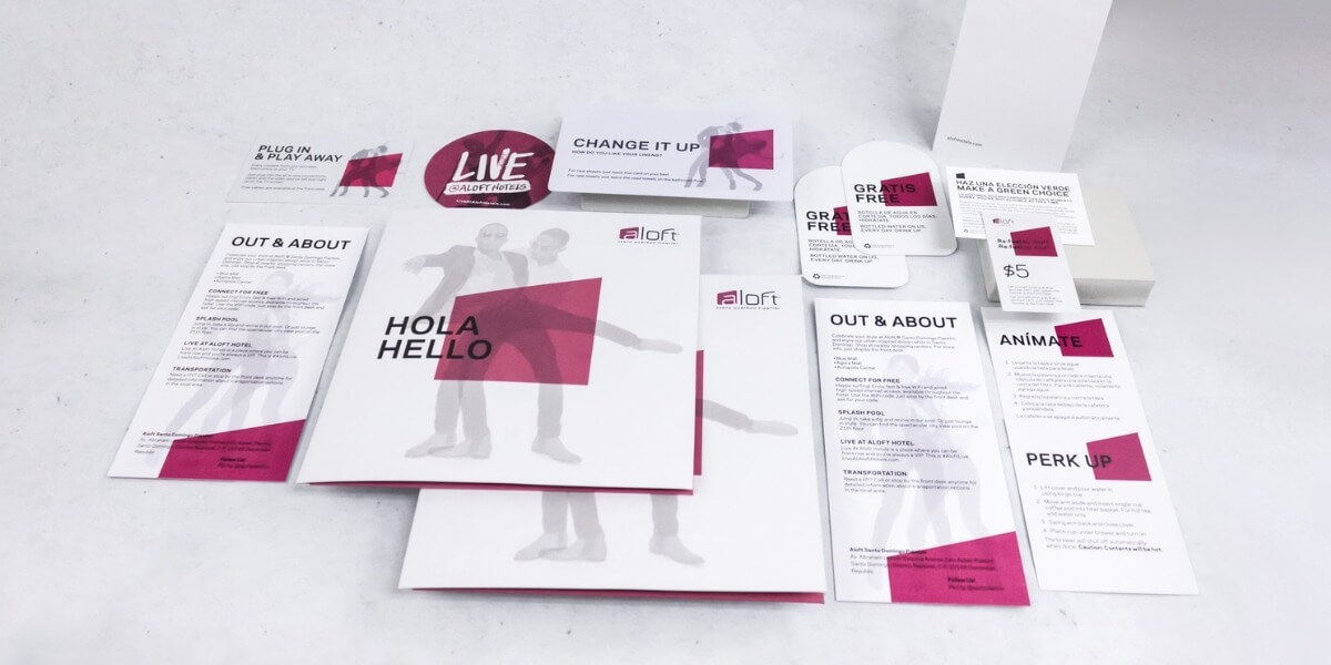 Papelería operativa diseñada e impresa por Grupo Regio para Aloft Hotels, con folletos, tarjetas, colgadores y material gráfico en tonos magenta y blanco, reflejando un estilo moderno, juvenil y dinámico.