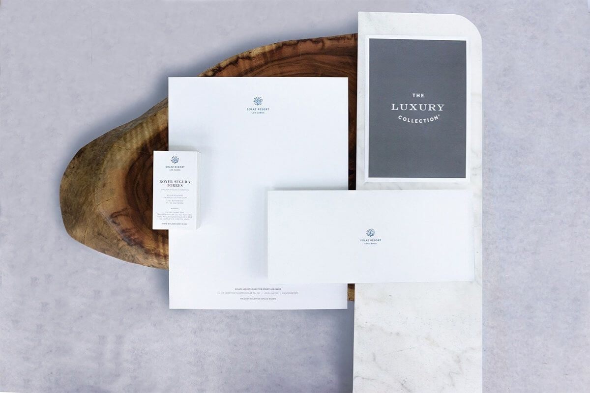 Papelería corporativa en blanco con detalles de Solaz Resort y The Luxury Collection, producida por Grupo Regio.
