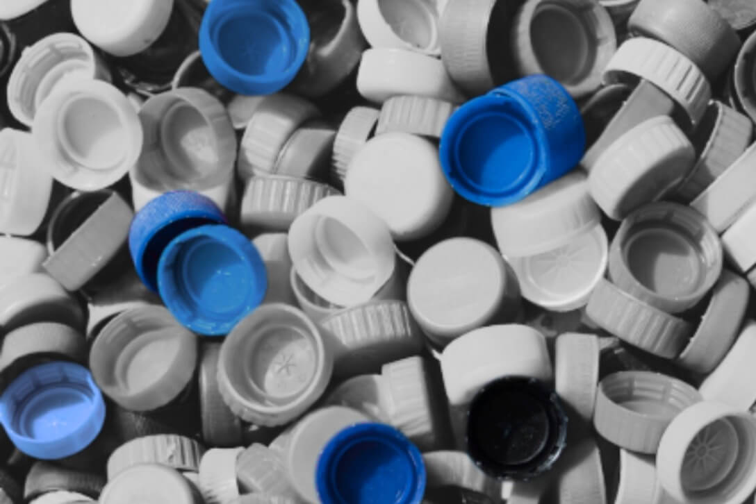 Tapas de plástico recicladas utilizadas por Sign Factory para crear señalética circular y letreros sostenibles para empresas