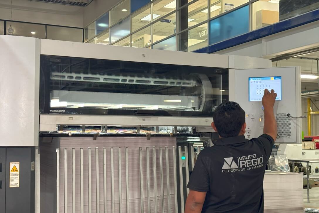 Impresión offset en prensa Heidelberg operada por Grupo Regio en Cancún, especialistas en impresión de alta calidad.