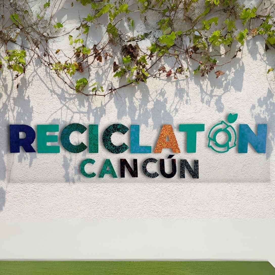 Letrero de Reciclatón Cancún creado con materiales reciclados por Sign Factory, ejemplo de letreros ecológicos y señalética sustentable