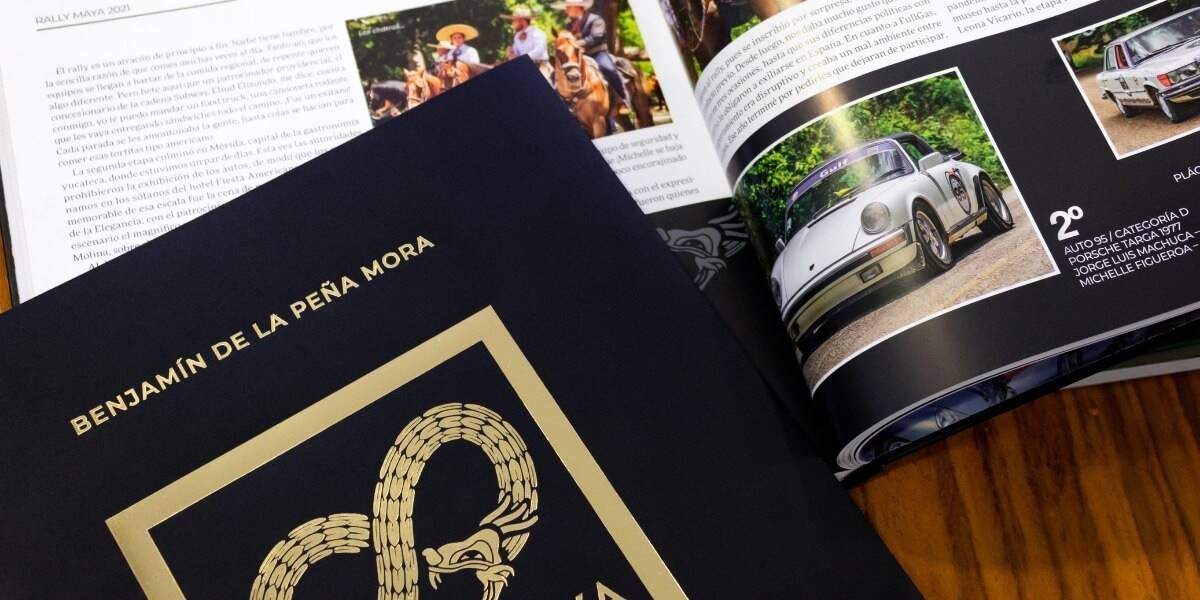 Imagen de libro del Rally Maya México con portada negra y detalles dorados, acompañado de páginas interiores con fotografías de autos clásicos, escenas culturales y retratos ecuestres, ejemplo de impresión editorial de lujo y acabados premium realizada en Cancún por Grupo Regio.