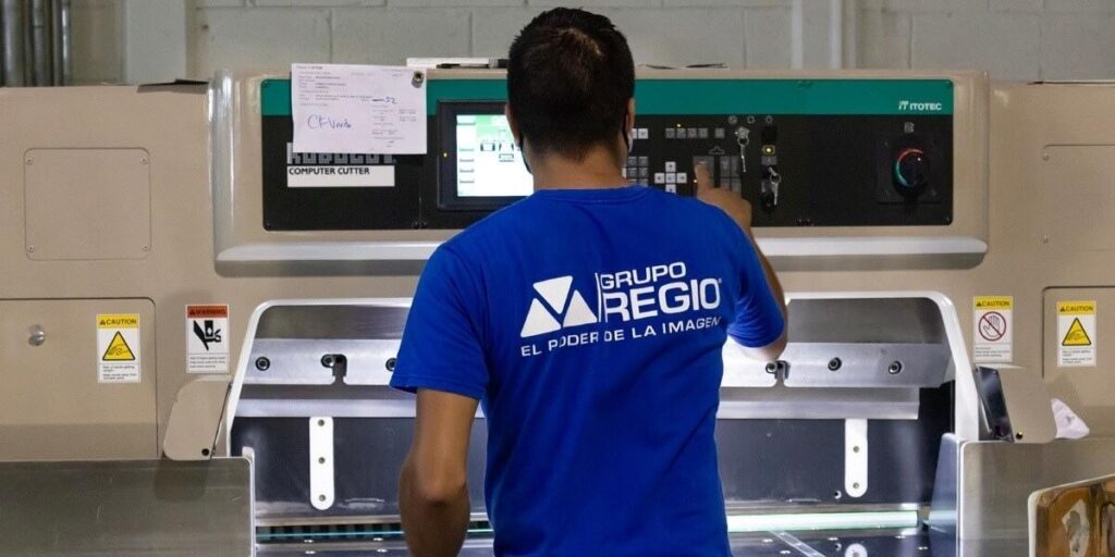 Operador de Grupo Regio maneja cortadora digital Itotec para impresión y acabados de alta calidad en Cancún.