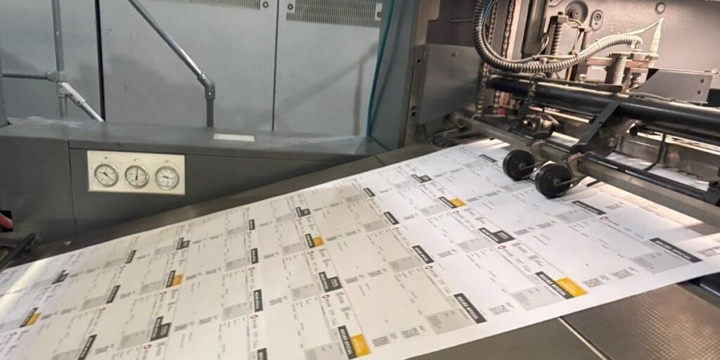 Producción de impresos en máquina offset de Grupo Regio, impresión de alta calidad en gran formato.