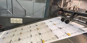 Producción de impresos en máquina offset de Grupo Regio, impresión de alta calidad en gran formato.