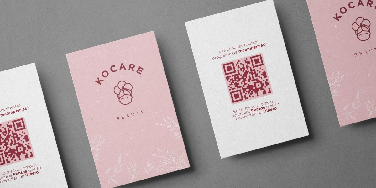 Tarjetas personalizadas con código QR impresas por Grupo Regio para Kocare Beauty, con diseño elegante