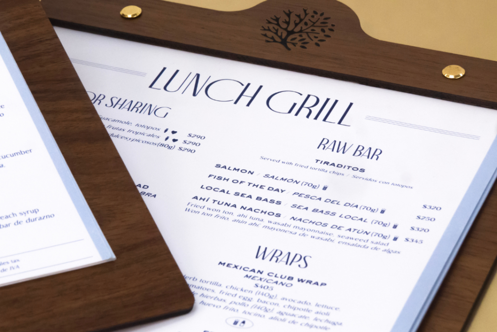 porta menú para hoteles de lujo con hotstamping dorado — Grupo Regio